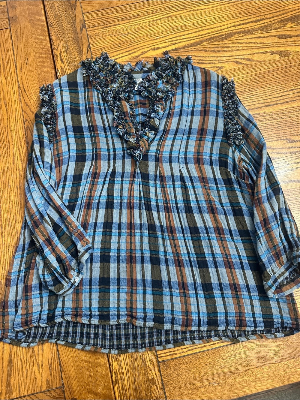 Ivy Jane Womens Blue and Brown Plaid Frayed V-Neck Top